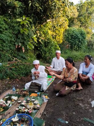 UPACARA MECARU PEDEWASAN PEMBANGUNAN JALAN RABAT BETON DI BABAKAN